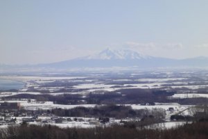 Pegunungan yang tertutup salju di Hokkaido Utara