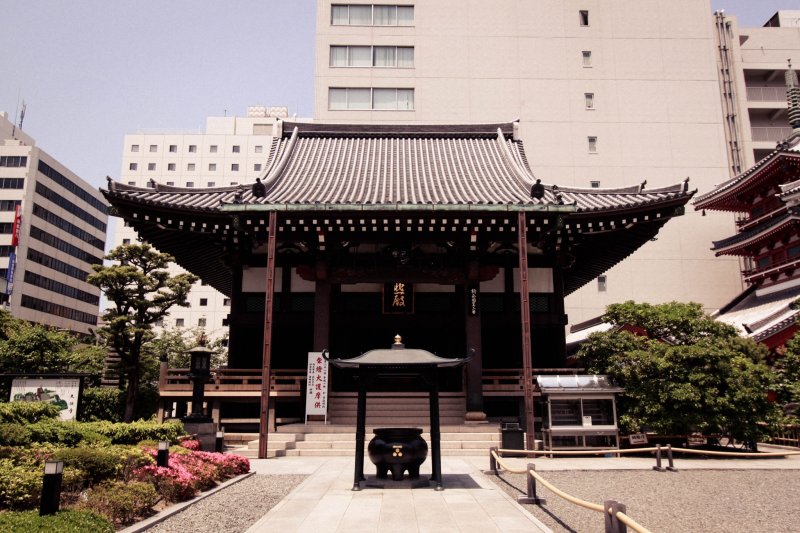 The Hondou main hall and its incense cauldron