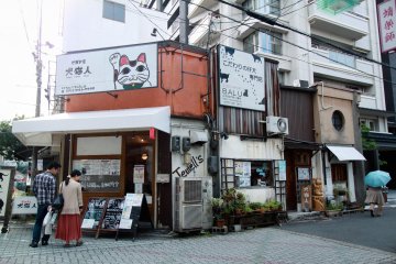 ร้านกาแฟแมวก่อนที่จะเข้าไปยังถนนชอปปิ้งชินเกียวโกะกุ