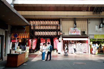 Mochi stand in front of a temple