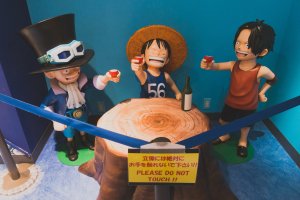 Figuras engraçadas em tamanho real de Luffy e dos seus irmãos, Ace e Sabo, em crianças