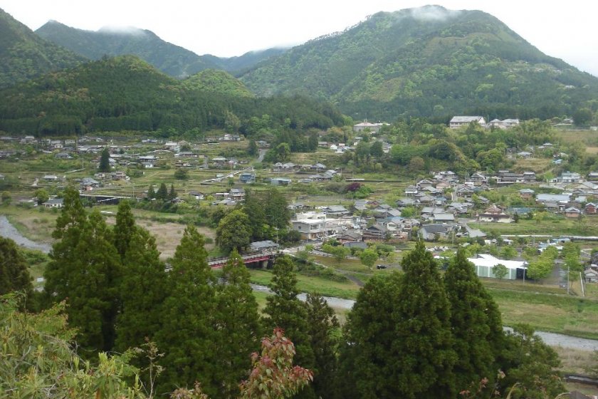 Pemandangan pemukiman Chikatsuyu-oji yang menurun dari jalur Nakahechi