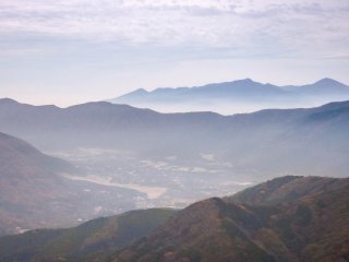 When panning to the north it is possible to see the Tanzawa Mountain range in the distance