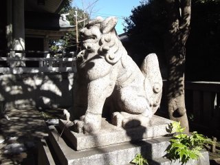 Một trong những pho tượng sư tử gác đền 