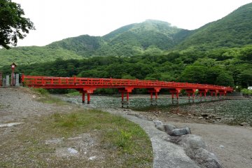 สะพานสีแดงทอดข้ามมุมหนึ่งของทะเลสาบา