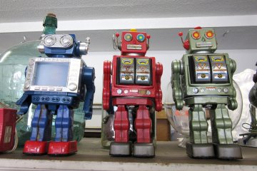 Старые игрушки-роботы