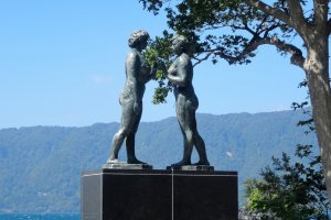 The famous statue on the lake's south side