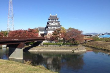 Sunomata Castle, surrounded by gourds, the symbol of Hideyoshi