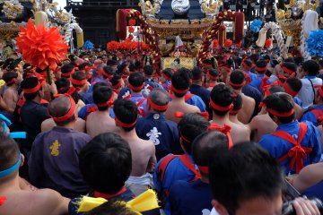 More than 50 men prepare to carry the heavy float