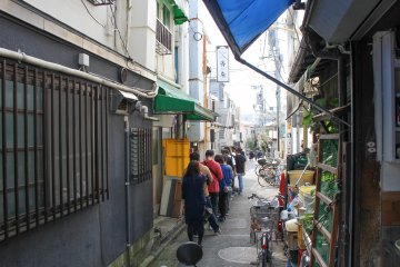 Queuing for Konjiki ramen [Note: Original Hatagaya location]