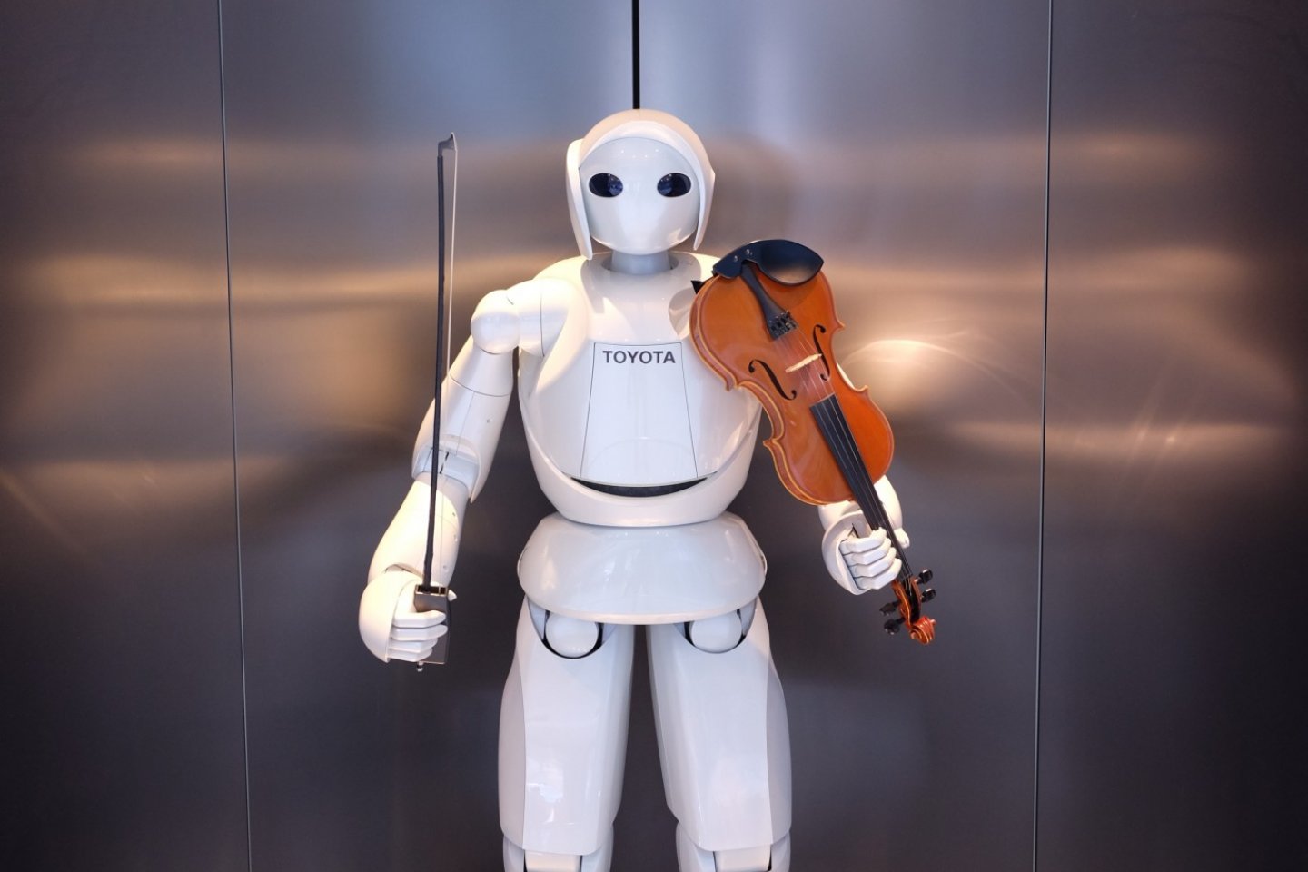 The robot playing violin