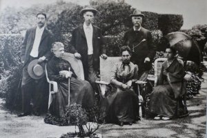 A partir da esquerda: Tomisaburo, Martha (irmã de Glover), Alfred (irmão de Glover), Hana, Glover, Waka (esposa de Tomisaburo)