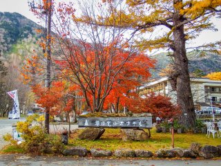 Dimulai dari dataran tinggi, area Yumoto Onsen menawarkan warna-warni yang menarik