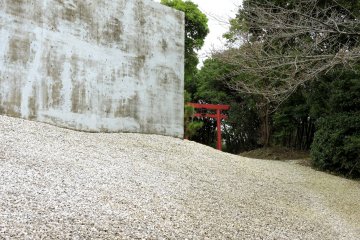Small red torii