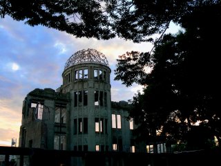Monumen Perdamaian Hiroshima dan langit senja