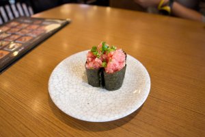Sushi negi-toro (cebolinho e atum)