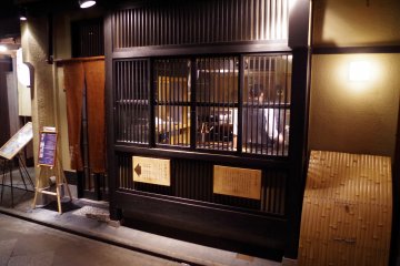 <p>Signature snack bars&nbsp;like Tagoyaki are open till late to fill your desires.</p>