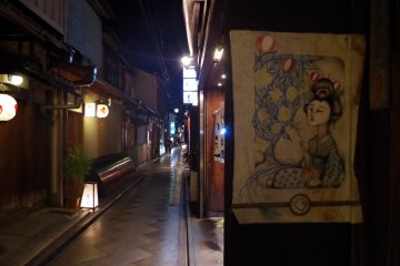 <p>The symbols&nbsp;from the world&nbsp;of Geishas can be found at every corner</p>