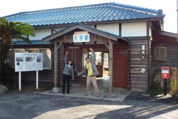 Miwa and Tetsu at Kute Station