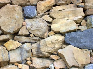Những viên đá của những tàn tích sau khi phục hồi được xếp chồng lên nhau một cách tinh ranh.