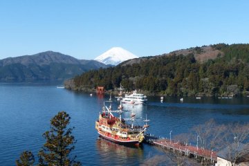 芦ノ湖に浮かぶ海賊船と遠景の富士