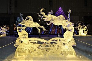 冰塊變成閃亮亮的水晶藝術作品。由一群人在夜晚努力製作，為比賽作好準備。
