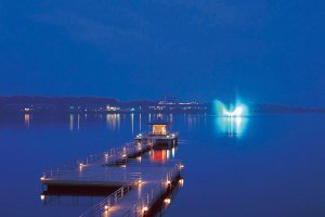 น้ำพุในทะเลสาบชิบะยามากาตะจุดไฟสว่างในเวลากลางคืน
