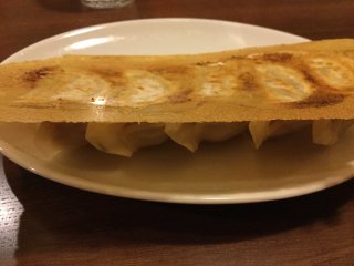 Cánh gyoza là món ăn kèm hoàn hảo với ramen. Những chiếc cánh giòn tan, bên trong là thịt mọng nước nóng hổi.