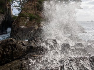Những con sóng vỗ vào tảng đá