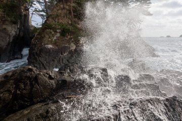 Crashing waves against the rocks