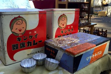 Tins that once contained Kinkei retort pouch curry, a meal served up MRE-style