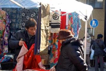 Kimono merchant and customer