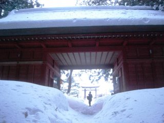 Start your winter walk at Zuishin Gate in Toge Village