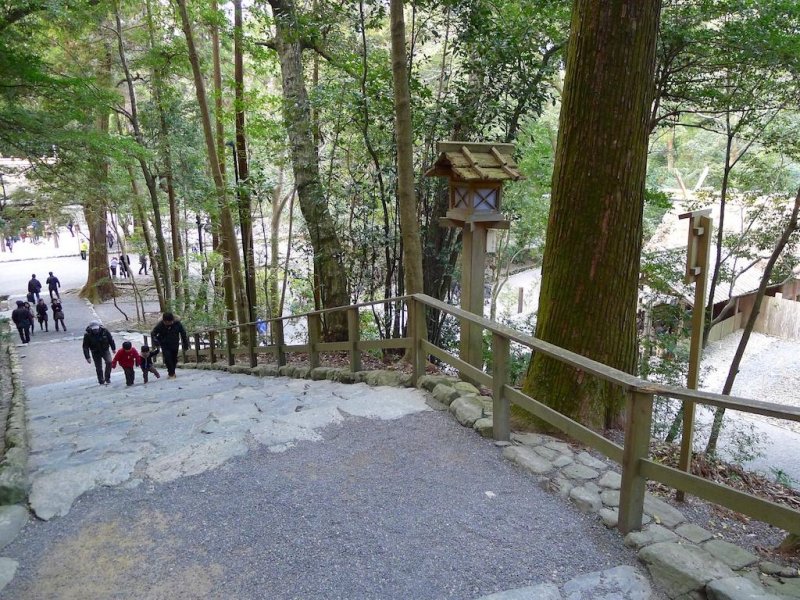 모든 사원들을 방문하기 위해 많은 계단을 오르내리셔야 할꺼다.