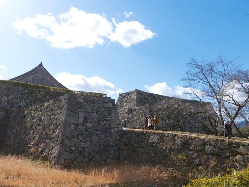 Cổng thành bằng đá dẫn vào thành cổ Sasayama