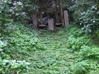 丘の上から墓石が寺院を見守っている
