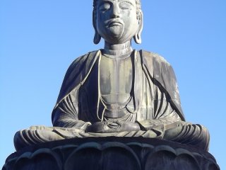 Cận cảnh tư thế và khuôn mặt thanh thản của Đức Phật