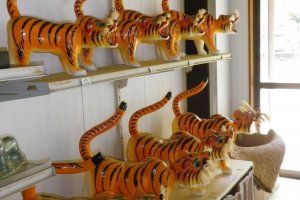 Những con hổ giấy được chế tác theo kiểu thủ công truyền thống
