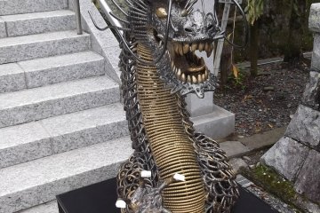 The unusual chain link metal dragon