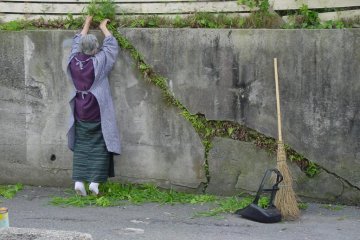 이웃의 한 여자가 봄맞이 대청소를 하고 있다.