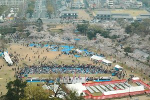 Khuôn viên thành Himeji vào mùa dã ngoại mùa xuân