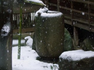 Vòi nước bằng tre truyền thống đóng băng trong tuyết