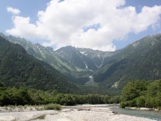 La vall&eacute;e de Kamikōchi et ses montagnes