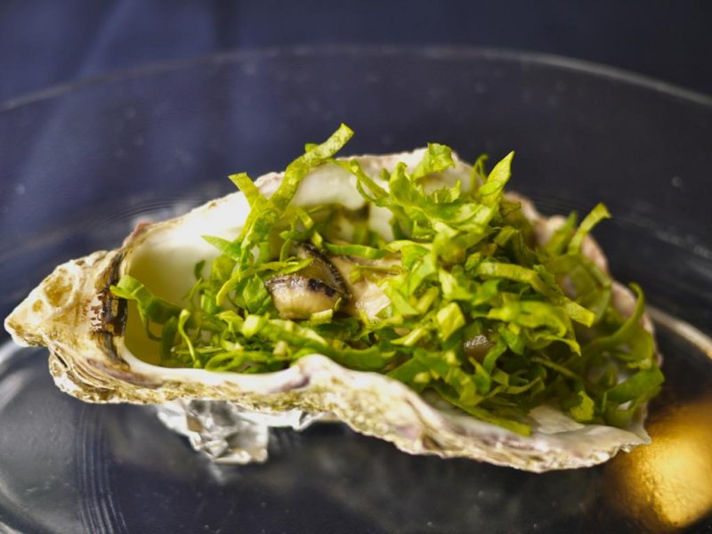 หอยนางรมตกแต่งโดยเปลือกหอยและผักเสิร์ฟพร้อมซุปฟักทอง