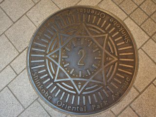 Shin-Kobe station manhole cover