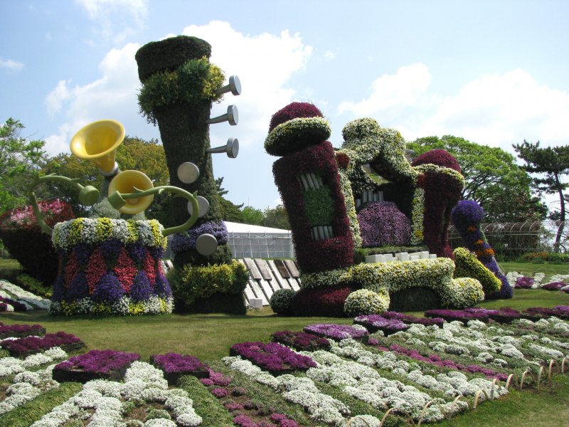 Big sculptures of musical instruments made of flowers
