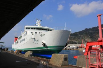 An Uwajima Unyu ferry coming into port
