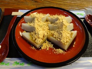  ขนมคุซุโมจิโรยหน้าด้วยคุโระมิตซึต และคินะโกะ  