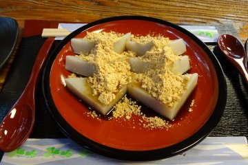  ขนมคุซุโมจิโรยหน้าด้วยคุโระมิตซึต และคินะโกะ  
