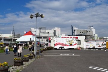 ร้านอุตซึตโนะมิยะ เกี้ยวสะคาน (Utsunomiya Gyozakan) ตั้งอยู่บนลานกว้างหน้าสถานีอุตซึตโนะมิยะ (ประตูทางออกทิศตะวันออก)